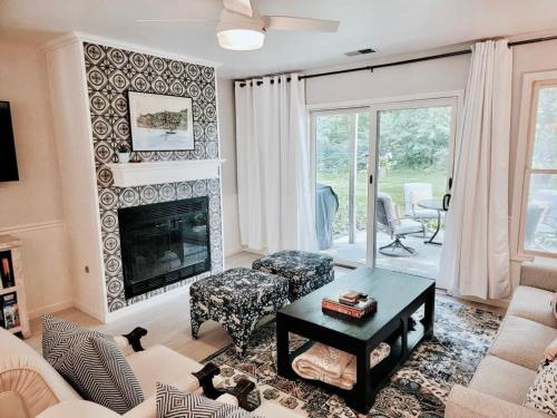 This Charming 2 bed condo is next to downtown Saugatuck and includes a pool! - image 6