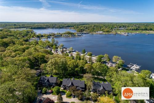 This Charming 2 bed condo is next to downtown Saugatuck and includes a pool! - image 4