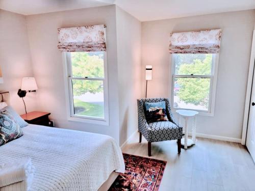 This Charming 2 bed condo is next to downtown Saugatuck and includes a pool! - image 13