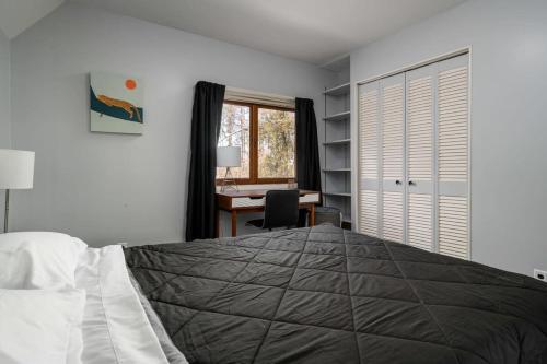 Great Getaway - Nearby Golf Quiet Downtown - image 7