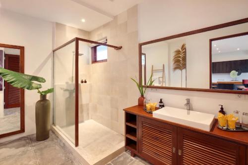 You think you know Canggu - Think again! Stunning LARGE LUXXE 7bed Villa - image 4