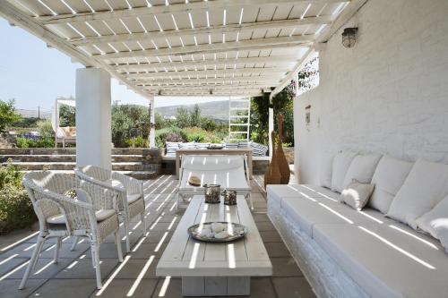 ระเบียง/ชานเรือน, Sea Paros Holiday Villa with panoramic views over Naoussa bay in เกาะเพรอส
