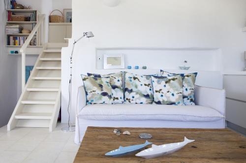 ห้องส่วนกลางสำหรับนั่งเล่น/ดูทีวี, Sea Paros Holiday Villa with panoramic views over Naoussa bay in อากีออส อันเดรียส