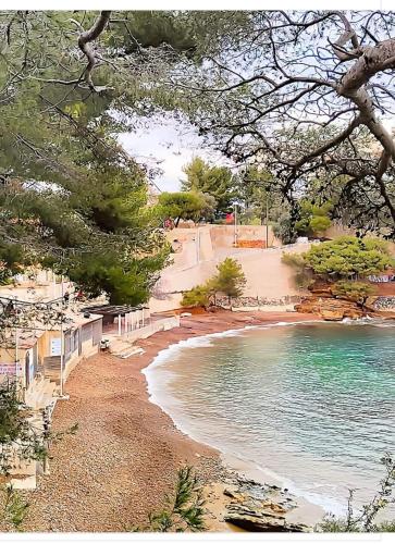 MAISON 6 personnes 80M2 ENTRE LES CALANQUES DU MUGEL ET FIGUEROLLES in La Ciotat