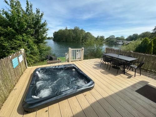 Lakeside Retreat 2 with hot tub, private fishing peg situated at Tattershall Lakes Country Park