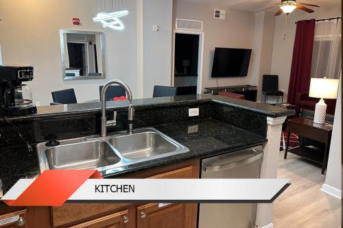 Spider-Man-themed condo near Disney, Sea World, Universal and OCCC with pool, spa, restaurants, shuttle, private balcony, and view of fireworks shows in Orlando, USA