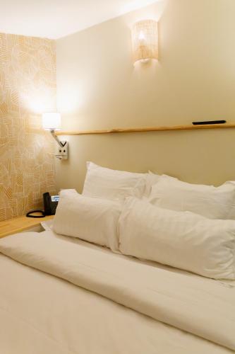 1 queen bed, 1 twin bed