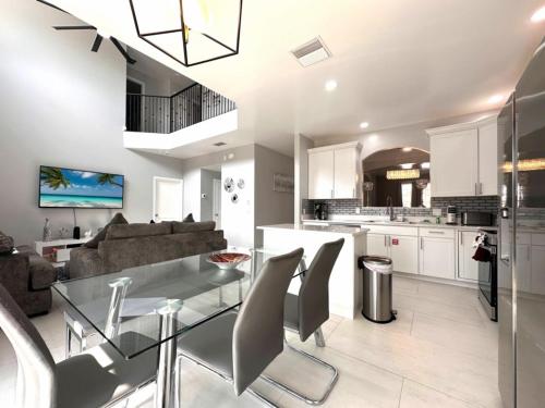 Amazing 6 Bd Home Sleeps 14 with Private Pool 321CD villa in Davenport, USA