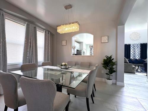 Amazing 6 Bd Home Sleeps 14 with Private Pool 321CD villa in Davenport, USA