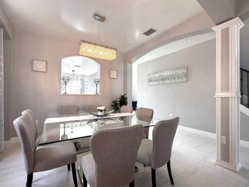Amazing 6 Bd Home Sleeps 14 with Private Pool 321CD villa in Davenport, USA