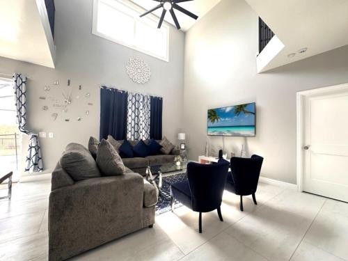 Amazing 6 Bd Home Sleeps 14 with Private Pool 321CD villa in Davenport, USA