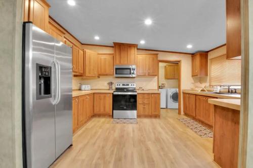 4BR Family Lodge in Gatlinburg with Hot Tub - image 9