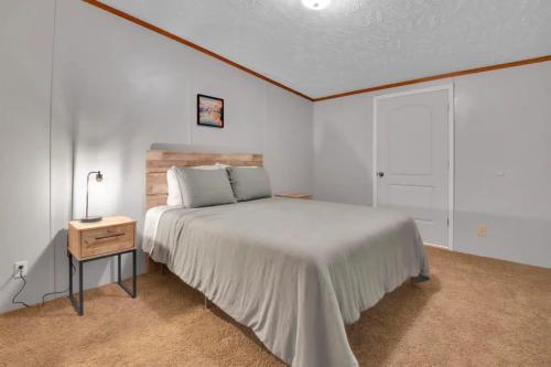 4BR Family Lodge in Gatlinburg with Hot Tub - image 14