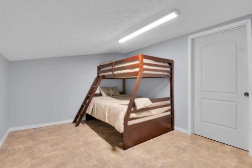 4BR Family Lodge in Gatlinburg with Hot Tub - image 8