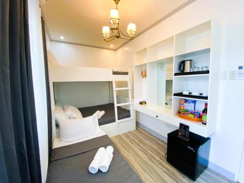 2 queen beds, 1 twin bed, 1 futon bed