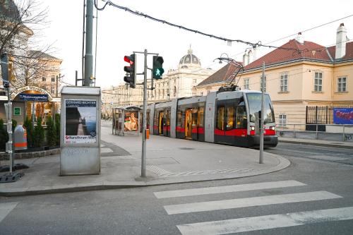 Stylish Apt for 4 near MuseumsQuartier Metro U2 & U3 - image 11