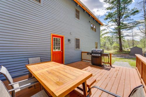 Exquisite Cabin with Deck and Fire Pit, 10 Mi to Lake