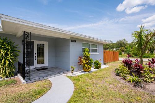 Private Heated SaltWater Pool and Spa 3-bdrm Home in Harbor Bluffs in Indian Rocks Beach
