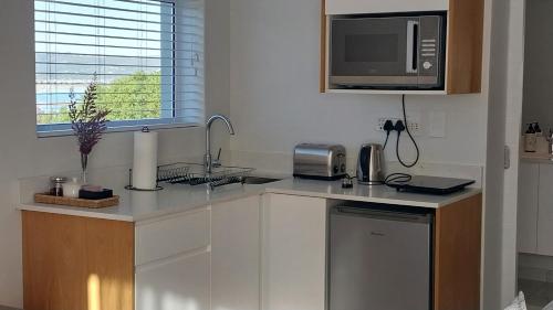 ห้องครัว, Knysna Private Estate Lagoon - Garden Apartments- Secure Estate in คานอนคอป