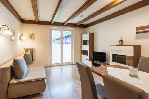 One-Bedroom Apartment with Balcony (2-4 Adults)