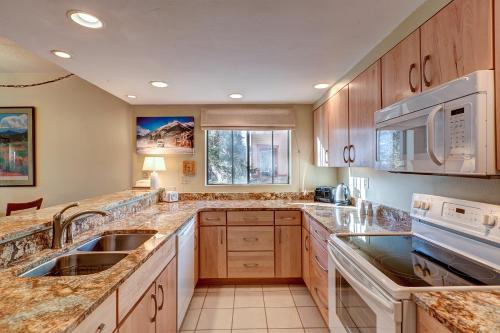 Mountainwood 104 by Great Western Lodging in Breckenridge, USA