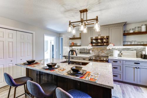Cozy Kaysville Vacation Rental w/ Mountain Views! in Farmington (UT)