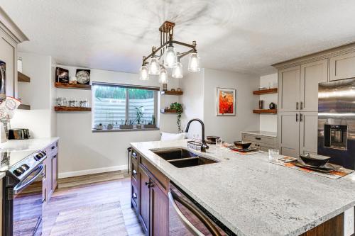 Cozy Kaysville Vacation Rental w/ Mountain Views! in Farmington (UT)