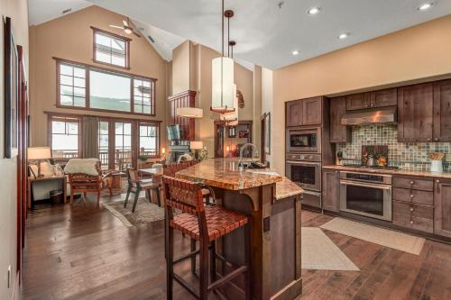 One Ski Hill Place 8516 by Great Western Lodging in Breckenridge, USA