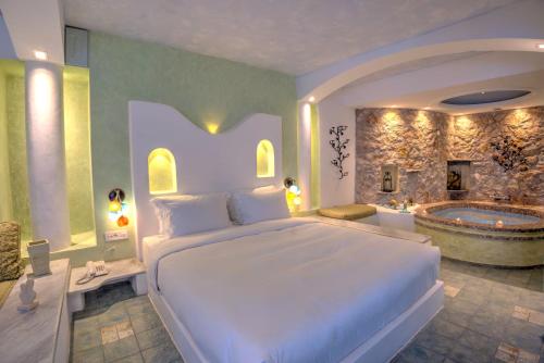 Honeymoon Suite with Spa Bath and Caldera View