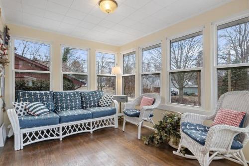 Cherry Street Retreat - 4 Bedroom Close to Beach in South Haven, USA