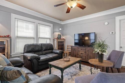 Cherry Street Retreat - 4 Bedroom Close to Beach in South Haven, USA