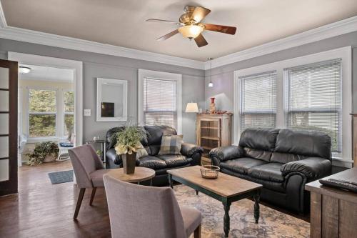 Cherry Street Retreat - 4 Bedroom Close to Beach in South Haven, USA