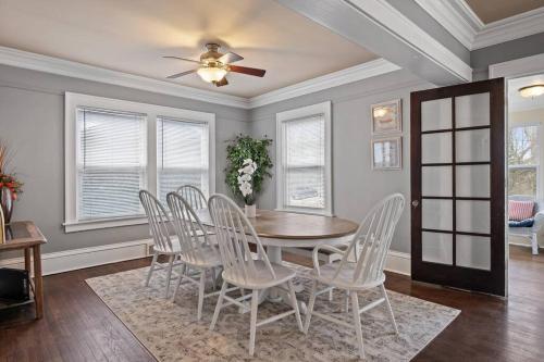 Cherry Street Retreat - 4 Bedroom Close to Beach in South Haven, USA