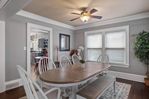 Cherry Street Retreat - 4 Bedroom Close to Beach in South Haven, USA