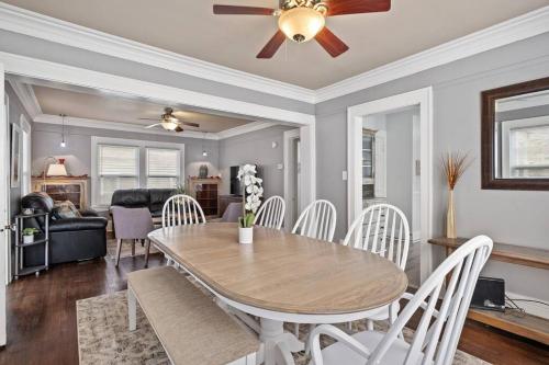 Cherry Street Retreat - 4 Bedroom Close to Beach in South Haven, USA