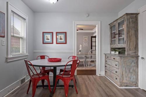 Cherry Street Retreat - 4 Bedroom Close to Beach in South Haven, USA
