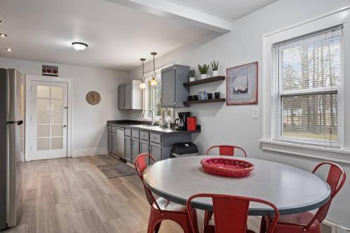 Cherry Street Retreat - 4 Bedroom Close to Beach in South Haven, USA