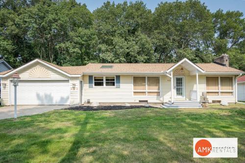 Leisure Cottage - Minutes from the Beach in Holland, USA