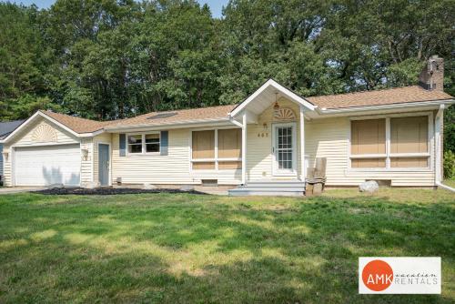Leisure Cottage - Minutes from the Beach in Holland, USA