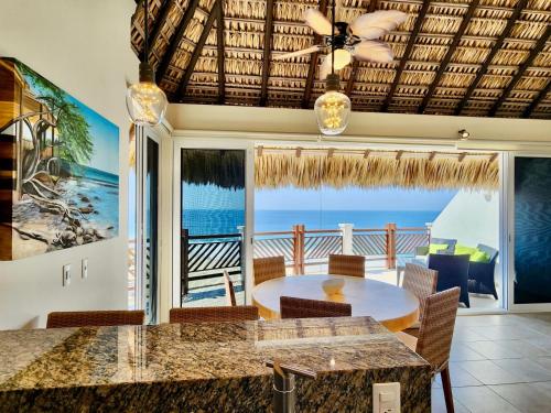 Beachfront in a peaceful Resort 8mi from Puerto Escondido