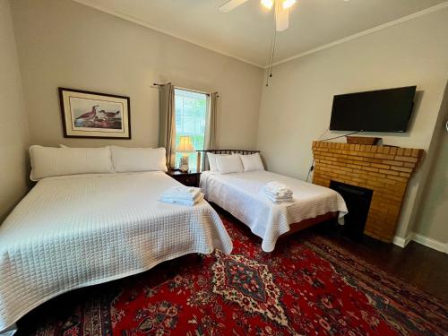 Downtown Retreat, Minutes from Main Street with Fenced in Backyard in Greenville, USA