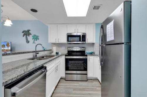 Ocean Front 2BR Elegant Condo in Atlantica Resort - 주방