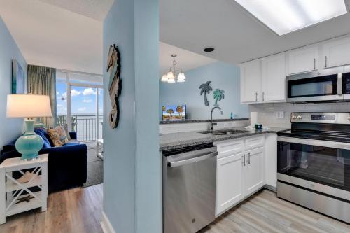 Ocean Front 2BR Elegant Condo in Atlantica Resort - 주방