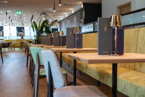 556053489 Holiday Inn Blackpool by IHG