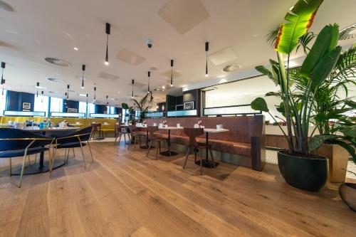 556055514 Holiday Inn Blackpool by IHG