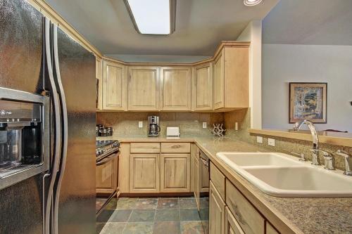 Riverbend Lodge 102 by Great Western Lodging in Breckenridge, USA
