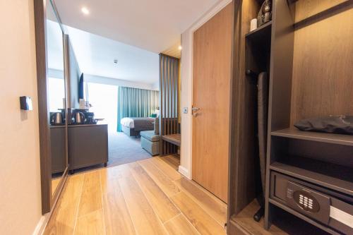 556056560 Holiday Inn Blackpool by IHG