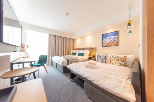 Standard King Room with Sofa Bed image 10