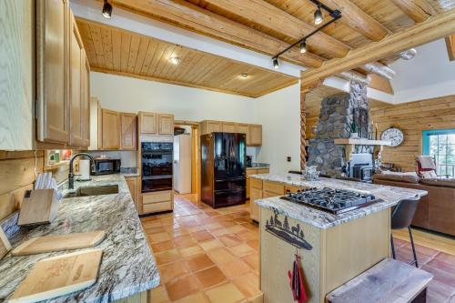 Spacious Angel Fire Cabin with Mtn Views and Fire Pit in Angel Fire, USA