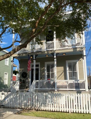 Hideaway Haven BnB-Entire 3 BR Home in Galveston, USA